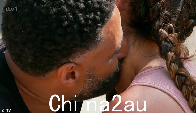 畏缩:有人看到保罗舔着娜塔莉脖子上的巧克力,而他们的孩子则尖叫着、蠕动着