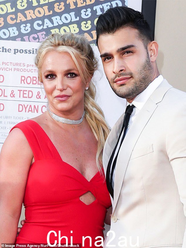 Split:上个月,布兰妮现已分居的丈夫29 岁的 Sam Asghari 提出离婚,理由是在长达 14 个月的婚姻后存在不可调和的分歧(图于 2019 年)