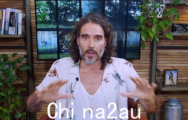Russell Brand 在 YouTube 上拥有约 600 万订阅者,在 Twitter 上拥有 1100 万关注者