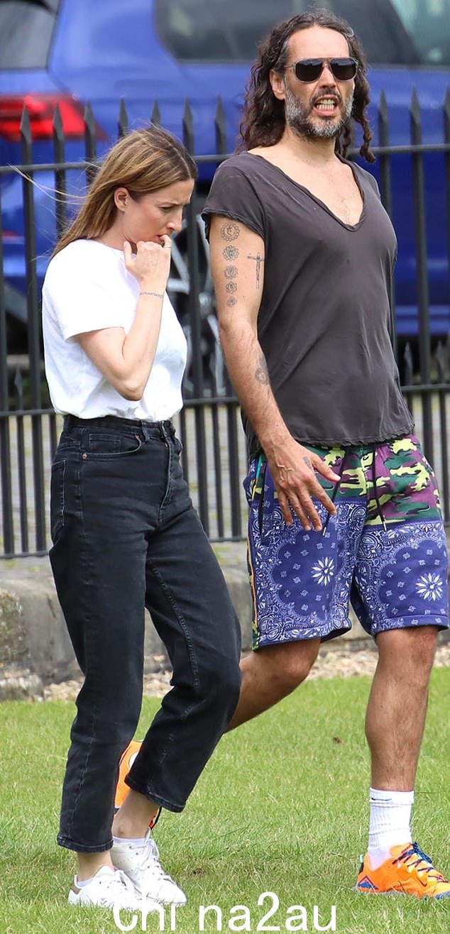 拉塞尔·布兰德 (Russell Brand) 在对他的指控出现前不久与妻子劳拉·加拉赫 (Laura Gallacher) 合影