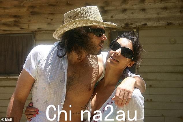 拉塞尔·布兰德 (Russell Brand) 和乔丹·马丁 (Jordan Martin) 2007 年夏威夷之旅,就在他们的关系结束前不久