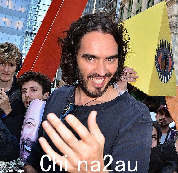 纽约州纽约 - 10 月 14 日：2014 年 10 月 14 日，Russell Brand 在纽约市的 Zuccotti 公园宣传他的书《革命》。（摄影：James Devaney/WireImage）