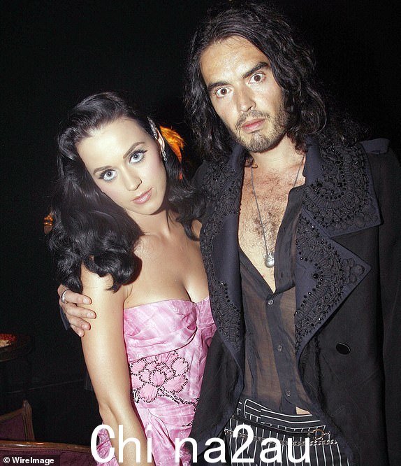 巴黎 - 10 月 7 日：Katy Perry 和 Russell Brand 出席 10 月 7 日在 Halle Freyssinet 举行的 2010 年春夏巴黎女装时装周的 John Galliano Pret a Porter 秀， 2009年在法国巴黎。 （摄影：Michel Dufour/WireImage）12533505