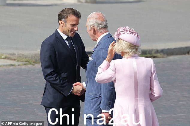 在受到法国总理伊丽莎白·博尔恩的正式欢迎后,这对王室夫妇被迅速送往凯旋门,45 岁的马克龙总统和他的妻子在那里迎接了他们布丽吉特,70 岁,今天晚些时候在首都中心的凯旋门举行纪念仪式并敬献花圈
