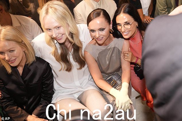 VIPs:前排的女演员克里斯蒂娜·里奇 (Christina Ricci)、格温多兰·克里斯蒂 (Gwendoline Christie) 和娜奥米·沃茨 (Naomi Watts) 也竭尽全力