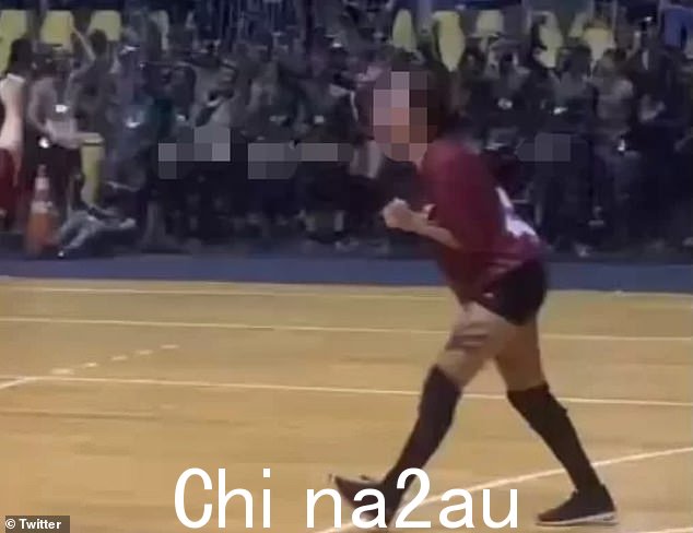 圣阿马罗大学 (UNISA) 男子五人制足球运动员在学校女排四月份赢得锦标赛冠军后不久就暴露了自己的生殖器。该事件的视频于周日公开,周一导致六名学生被大学开除