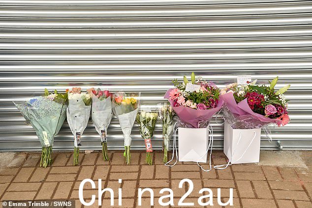 店外有更多鲜花致敬,朋友们也在社交媒体上向史密斯先生致敬,并形容他拥有一颗“金子般的心”