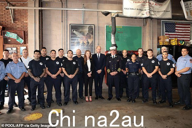 威尔士亲王、代理消防专员劳拉·卡瓦纳和约翰·霍金斯在纽约参观纽约消防局消防站时合影