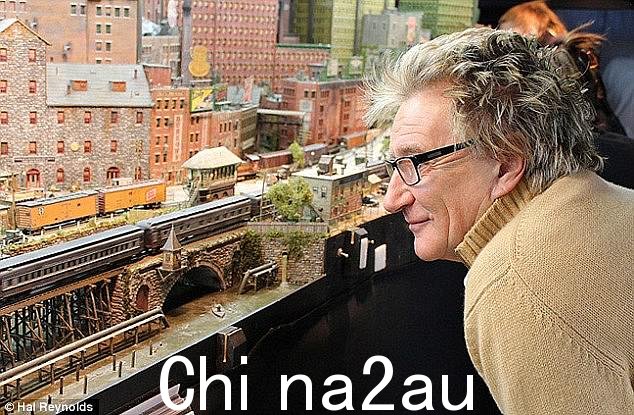 从前,摇滚明星把电视机扔出窗外。现在,酒店为他们的火车组安排了额外的房间。图为:模型铁路爱好者罗德·斯图尔特爵士