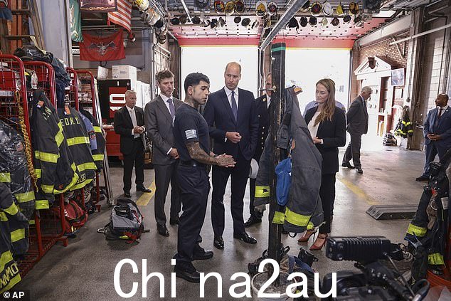 威廉王子参观了 FDNY Ten House - 在纽约 9/11 恐怖袭击中失去了 10 名消防员