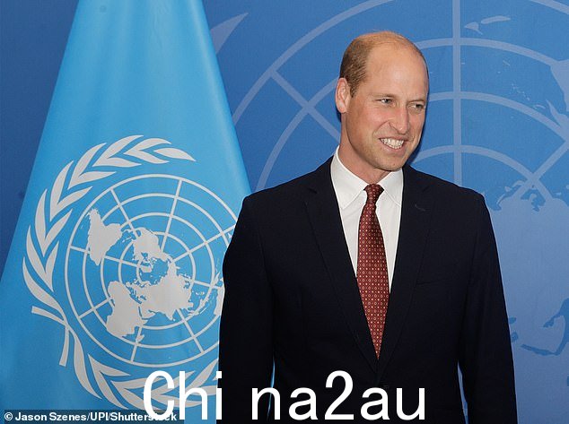 周一,威廉在纽约之行期间在联合国总部合影,笑容满面