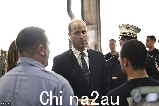 皇室在周二访问车站期间聆听消防队员的讲话,似乎很感动