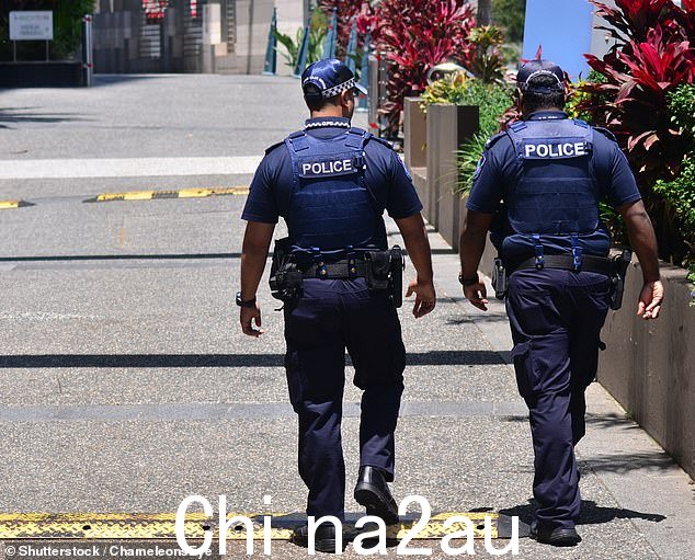 昆士兰警方已在该地区建立了犯罪现场,紧急救援人员接到报告称两名男子被刺伤后赶到现场