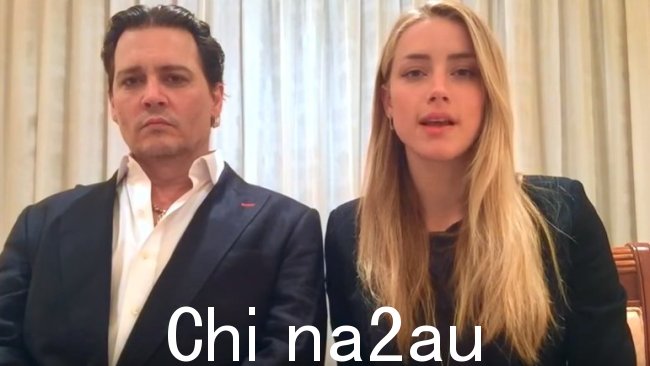 然后好莱坞情侣约翰尼·德普和艾梅柏·希尔德录制了一段尴尬的视频为他们的行为道歉将他们的狗带入澳大利亚违反生物安全法,此前副总理巴纳比·乔伊斯威胁要让他们的狗进入澳大利亚对狗实施安乐死。图片:新闻区域媒体。