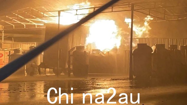 大规模爆炸的风险非常真实,因为火焰包围了数十个气缸,但工作人员能够取得“非常幸运的结果”,警长 Adam Dewberry 说