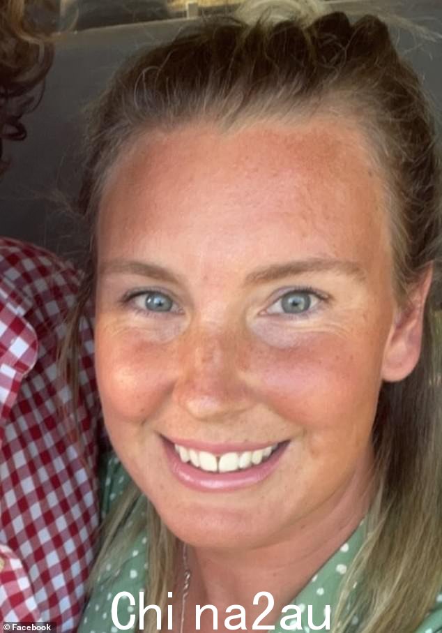 护士 Elise Van Wegen(如图)戴着耳机遛狗,两个尖叫的妇女拦住了她,要求她帮助两个溺水的女孩
