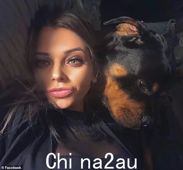 Nikita Piil 的 Facebook 页面致力于她的两只罗威纳犬。她与她心爱的宠物之一合影