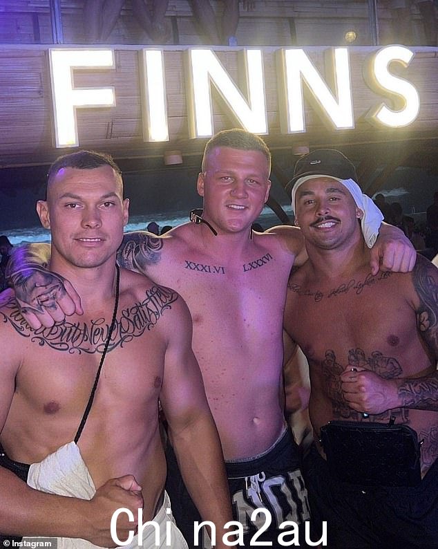 Kane Bailey(中)承认从巴厘岛的一家药房偷了四颗伟哥药丸。他与 NRL 球员 Jayden Sullivan 合影