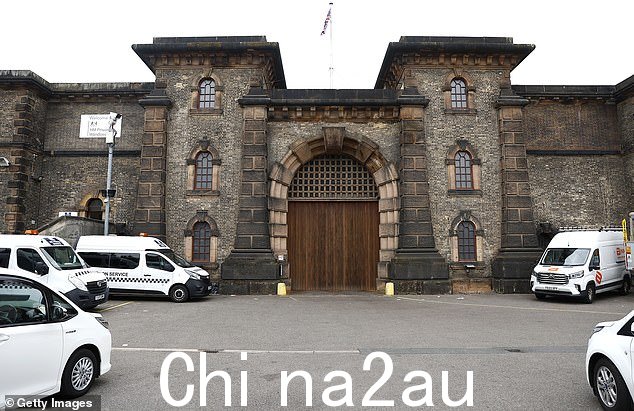 Khalife 被指控抓住送货车底部逃离 Wandsworth