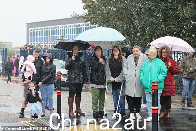 当警察参加坎伯恩学院的抗议活动时,家长聚集在学校外