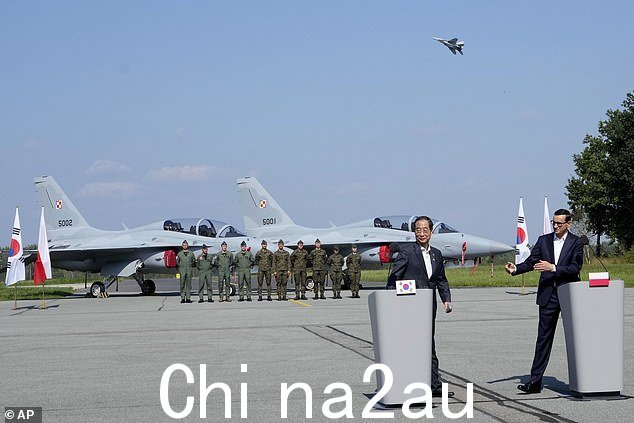 韩国总理韩德洙(左)和东道主波兰总理马特乌什·莫拉维耶茨基(右)在就地区安全和波兰最近对 FA-50 战斗机进行审查的会谈后出席新闻发布会从韩国购买