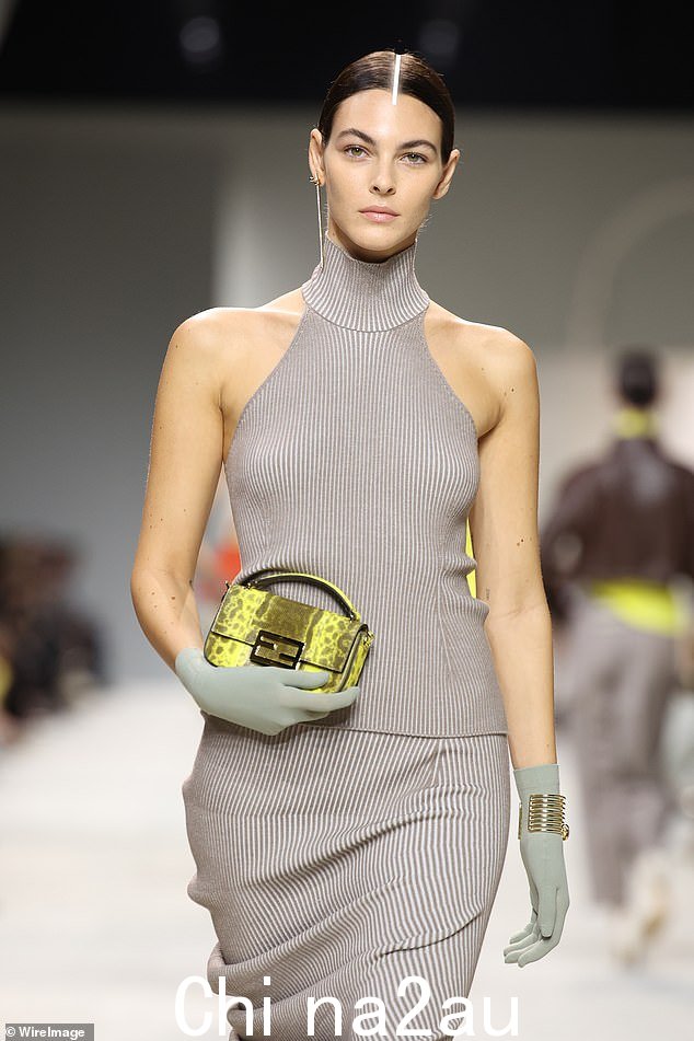自信:走在 Fendi 跑道上时,Vittoria 穿着灰色连衣裙展示了她的模特资格