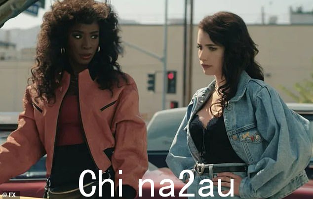 声明:安吉莉卡·罗斯 (Angelica Ross) 指责艾玛·罗伯茨 (Emma Roberts) 在 2019 年的《美国恐怖故事:1984》片场对她有跨性别恐惧症(图中为唐娜·钱伯斯 (Donna Chambers),与罗伯茨 (Roberts) 饰演布鲁克·汤普森 (Brooke Thompson))