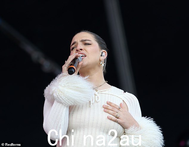 直言不讳:英国欧洲电视网明星梅·穆勒 (Mae Muller) 此前对音乐界的反犹太主义作出回应后,已入围音乐艺术家类别