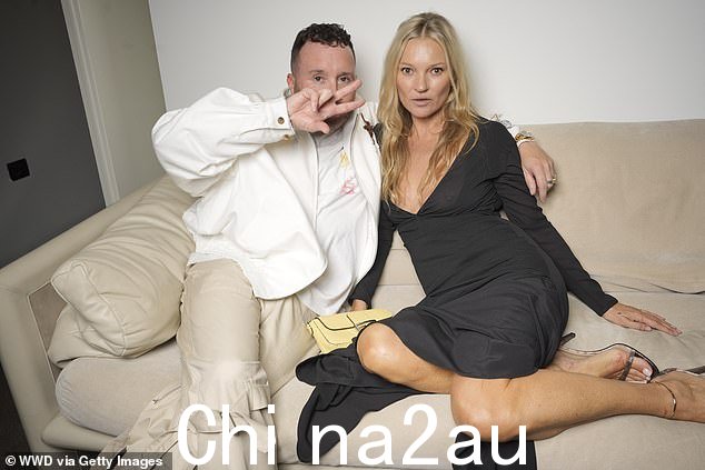 好朋友!周三,凯特·莫斯 (Kate Moss) 在芬迪 (Fendi) 艺术总监金·琼斯 (Kim Jones) 最新的米兰时装周秀上合影留念,一睹她俏皮的一面