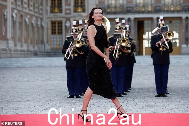 难以置信:这位 27 岁的法国人很幸运能够与传奇人物米克·贾格尔 (Mick Jagger) 和休·格兰特 (Hugh Grant) 一起在法国参加黑领结晚会