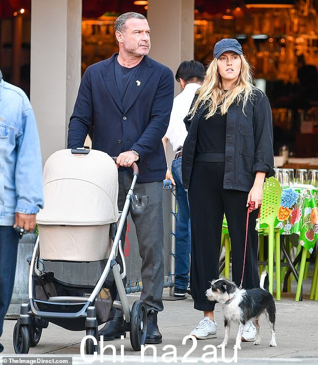 新父母:周二,Liev Schreiber 和 Taylor Neisen 带着刚出生的女婴 Hazel Bee 在纽约外出