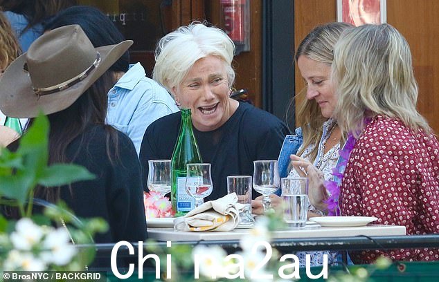 Banter:有人看到这位女演员与纽约的朋友们分享笑话