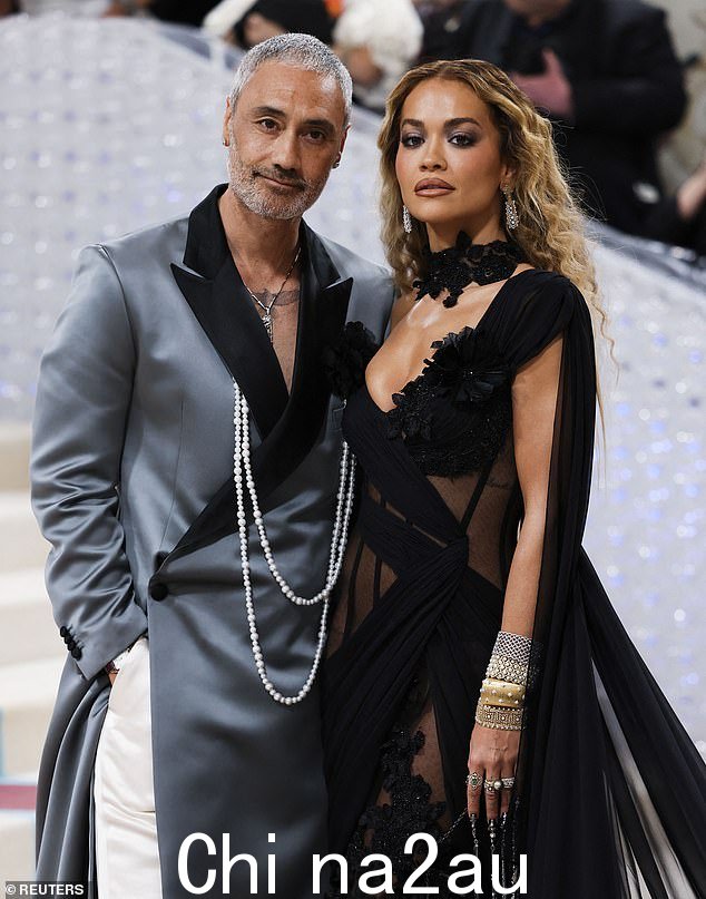 可爱的情侣:Rita 和 Taika 在 2021 年开始约会后,于去年 8 月在秘密仪式上结婚(图为 5 月的 Met Gala)
