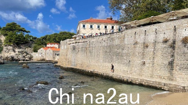 25 岁的艾拉·卡特勒 (Ella Cutler) 和一名 34 岁的澳大利亚男子从克罗地亚洛夫里杰纳克堡 (Fort Lovrijenac) 附近 10 米高的悬崖上坠落,因热门电视剧《权力的游戏》而出名。图片:提供的