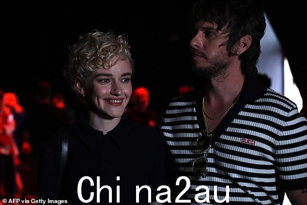 Punky:黑钱胜地明星朱莉娅·加纳 (Julia Garner) 和丈夫马克·福斯特 (Mark Foster) 进行了时尚展示