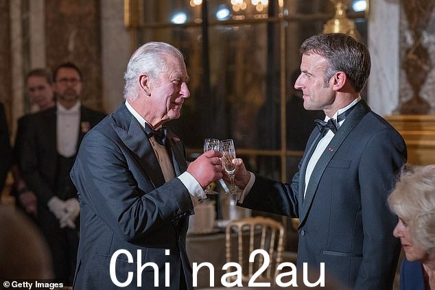 今年早些时候,乔·拜登总统在温莎堡一直碰他。现在,他已经被手巧的马克龙抓了