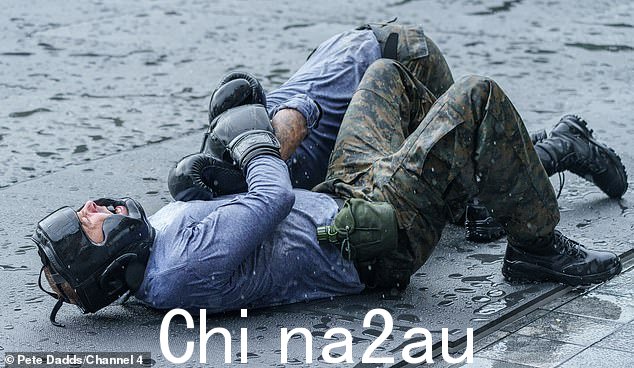去年在越南拍摄 SAS 节目时,汉考克向这位前边锋挥了一拳,然后被摔倒在泥泞的地上