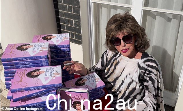 热门:本周早些时候,琼在她的 Instagram 上分享了一段视频,她在成堆的书本中分享了一段视频,并亲自在每一本书上签名