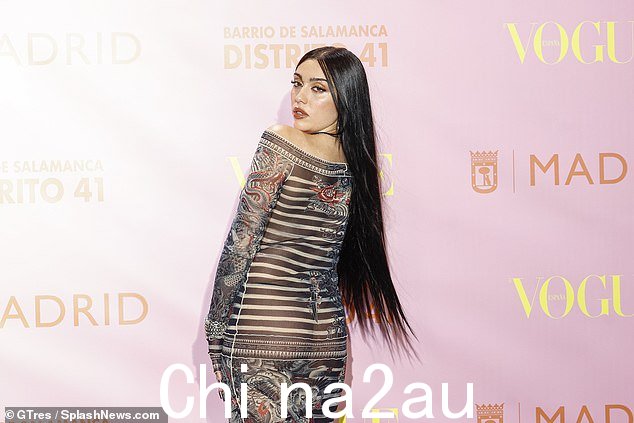 Peekaboo:她不戴胸罩,选择了一条黑色小丁字裤,这样她就可以通过透明面料展示她充满活力的臀部