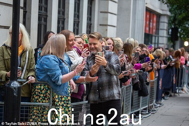 激动人心的时刻:Take That 在周五出现在 Zoe Ball 的 Radio 2 节目中证实了他们激动人心的巡演(图为周五在 BBC 演播室外与粉丝会面)