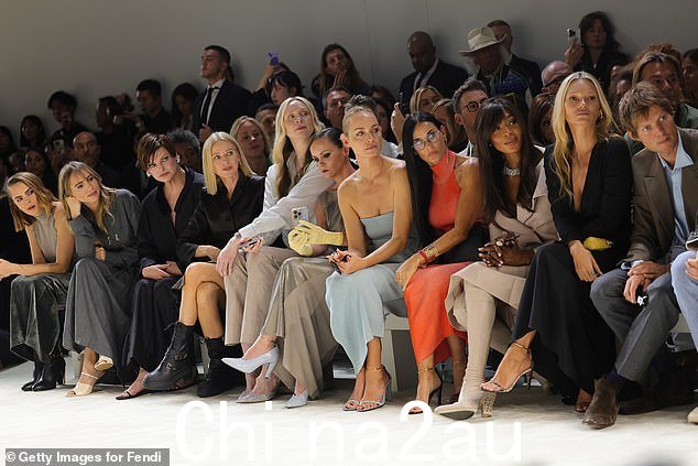 天壤之别:Naomi(右三)和 Linda(左三)出席 Fendi Milan Fashion 时装秀时没有坐在一起,谣言开始增多周秀