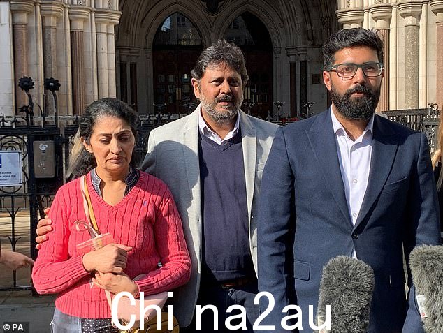 Revathi Malesh Thirumalesh(左)、Thirumalesh Chellamal Hemachandran(中)和 Sudiksha 的兄弟 Varshan Chellamal Thirumalesh 在皇家法院外发表声明