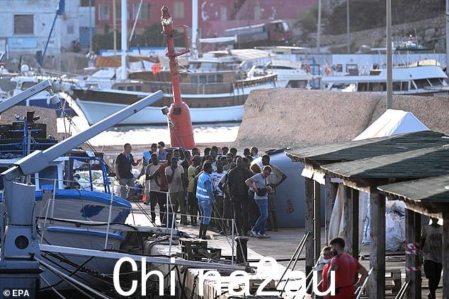 移民于 9 月 18 日抵达意大利南部兰佩杜萨的'Molo Favarolo'