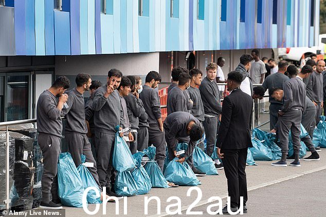 中庭酒店外的寻求庇护者合影。难民慈善机构 Care4Calais 的首席执行官 Steve Smith MBE 说,与他一起工作的人不想呆在酒店里,他们想呆在酒店里。 '社区的一部分'