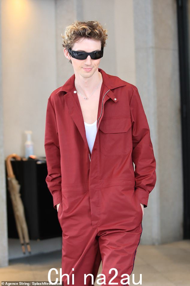 Troye Sivan(如图)在米兰时装周上以别致的姿态亮相