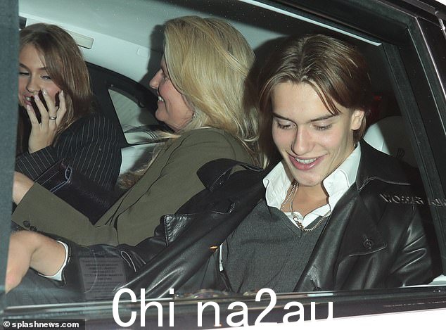 回家时间:两对情侣爬进一辆由司机驾驶的汽车,佩妮坐在两只年轻的情侣之间