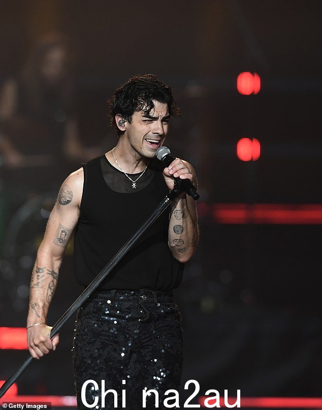 艰难时刻:周四乔纳斯兄弟演出期间,乔·乔纳斯 (Joe Jonas) 与分居的妻子索菲·特纳 (Sophie Turner) 发生了爆炸性的监护权纠纷(9 月 8 日拍摄),向其他父母大喊大叫