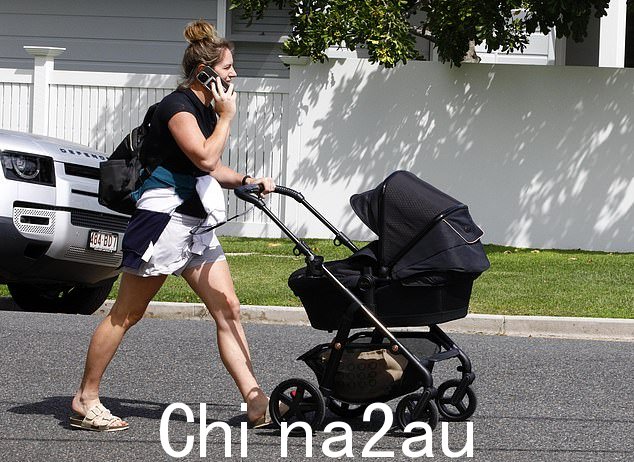 35 岁的未婚夫瑞恩·加拉格尔 (Ryan Gallagher) 宣布了他的第一个孩子桑普森 (Sampson) 的到来,并与艾米丽 (Emily) 进行了微妙的举动