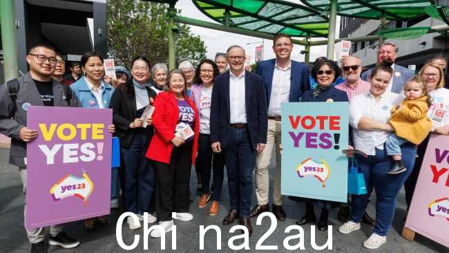 总理安东尼·艾博尼斯 (Anthony Albanese) 散步周六穿过 West Ryde 购物中心，宣传“好声音”的 Yes 活动。图片：NCA NewsWire / David Swift