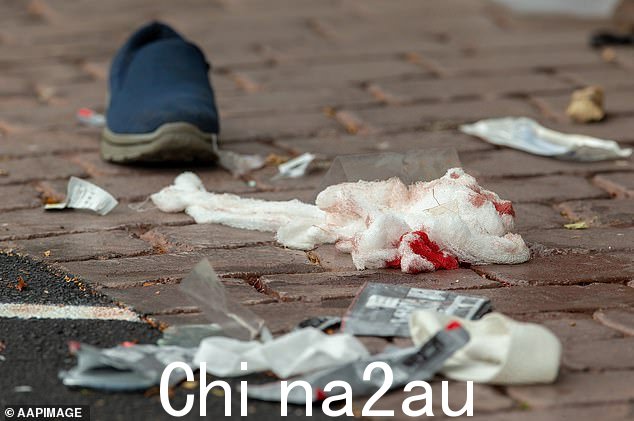 2019 年 3 月 15 日基督城 Masjid Al Noor 清真寺发生枪击事件后,路上看到血迹斑斑的绷带。